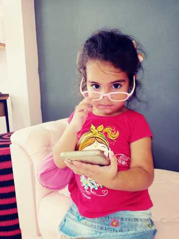 Amorinha usando óculos da Ótica Moni Becker